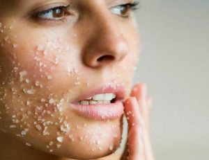 10 лучших скрабов для сухой кожи лица