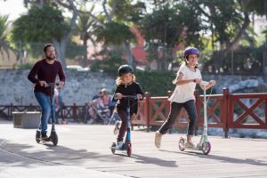 Как выбрать самокат взрослому и ребенку для города