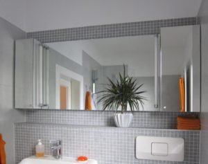 Как повесить зеркало в ванной | 8 простых шагов