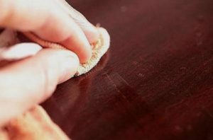 Как убрать царапины с мебели: 9 простых и эффективных способов