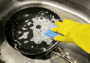 Как быстро очистить сковороду от жира: 5 простых способов