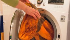 Как стирать мембранную одежду правильно: секреты стирки в машинке