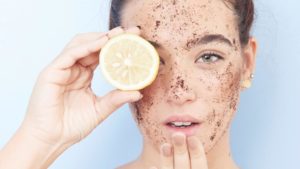 10 лучших скрабов для сухой кожи лица