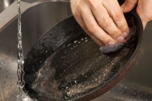 Как быстро очистить сковороду от жира: 5 простых способов