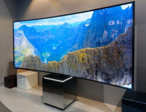 Какой экран телевизора лучше – изогнутый или плоский?